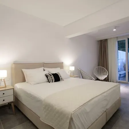 Villa Cedar Forest Oceanfront Villa, 4br Private Pool - Naxos